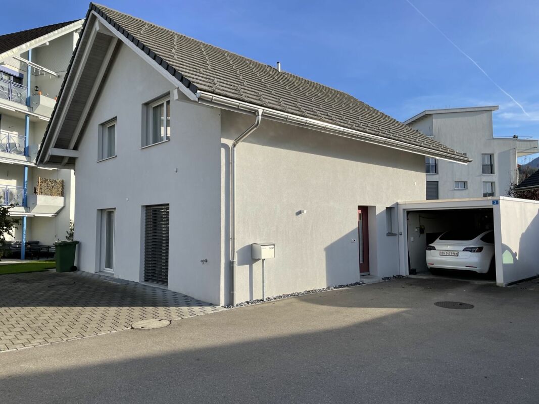 Außenansicht eines Einfamilienhauses mit Garage