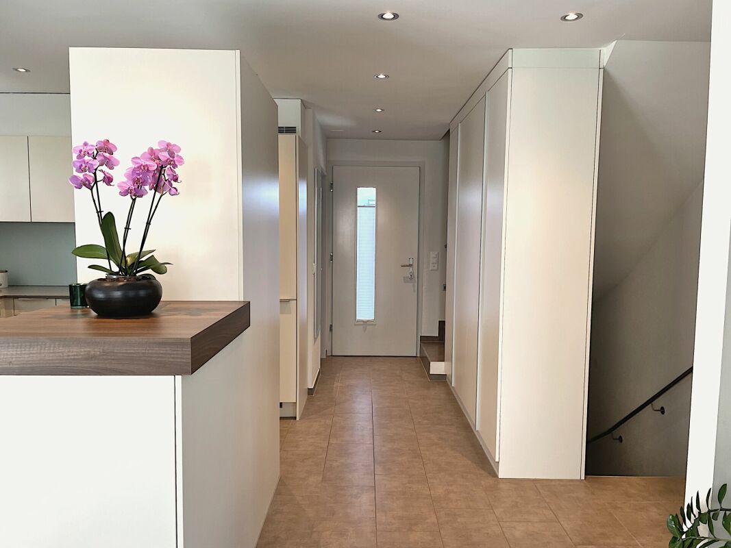 Heller Eingangsbereich mit Flur und Treppe