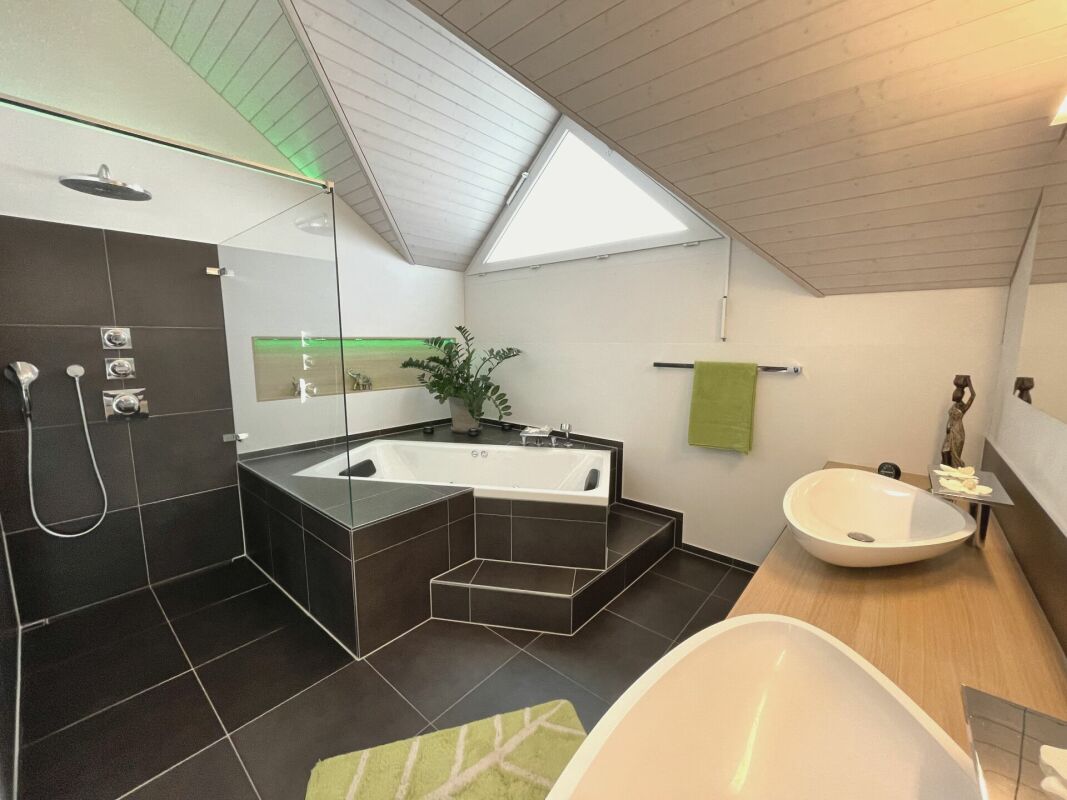 Modernes Badezimmer mit Dachschrägen
