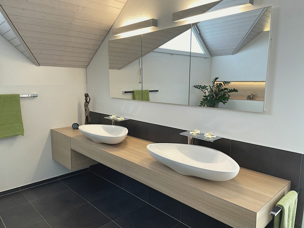 Modernes Badezimmer mit Doppelwaschtisch
