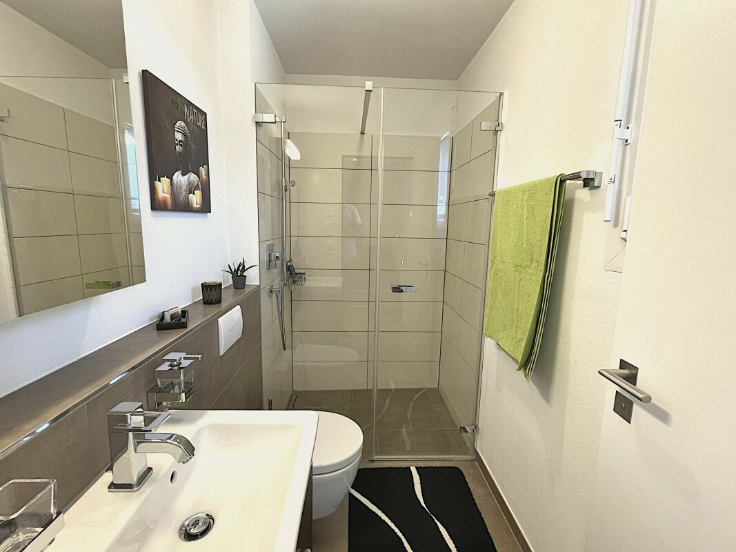 Modernes schmales Badezimmer mit Glasdusche