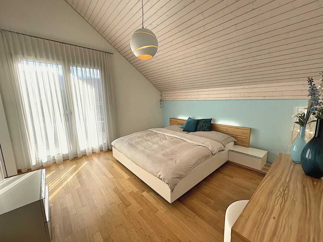Helles Schlafzimmer mit Dachschräge