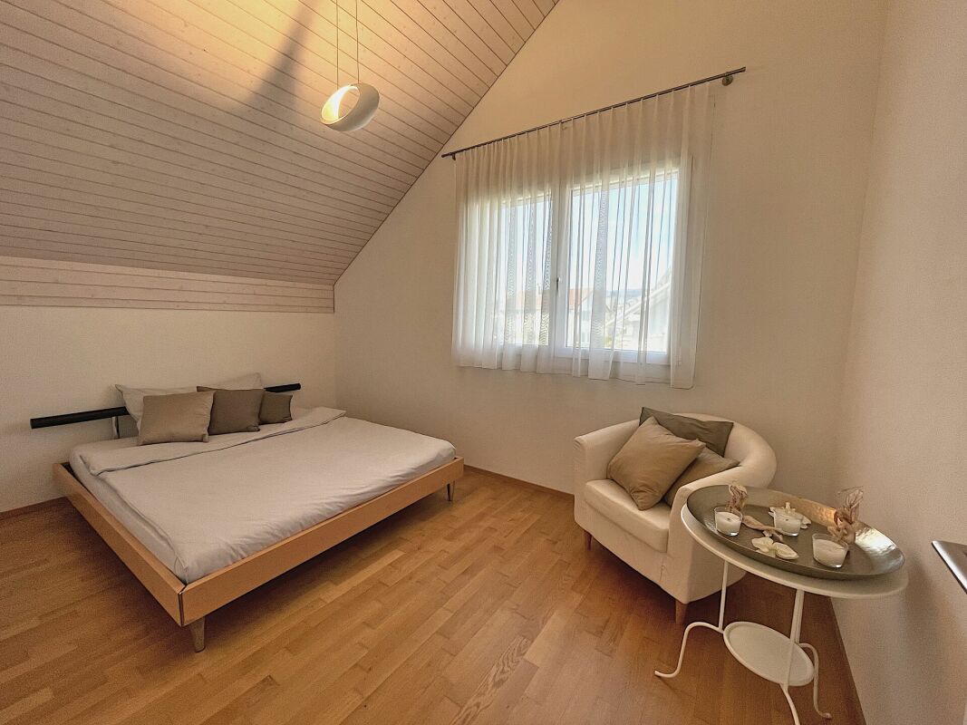 Gemütliches Schlafzimmer unter Dachschräge