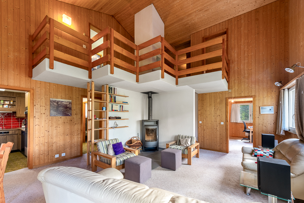 Wohnzimmer mit Galerie und Kamin