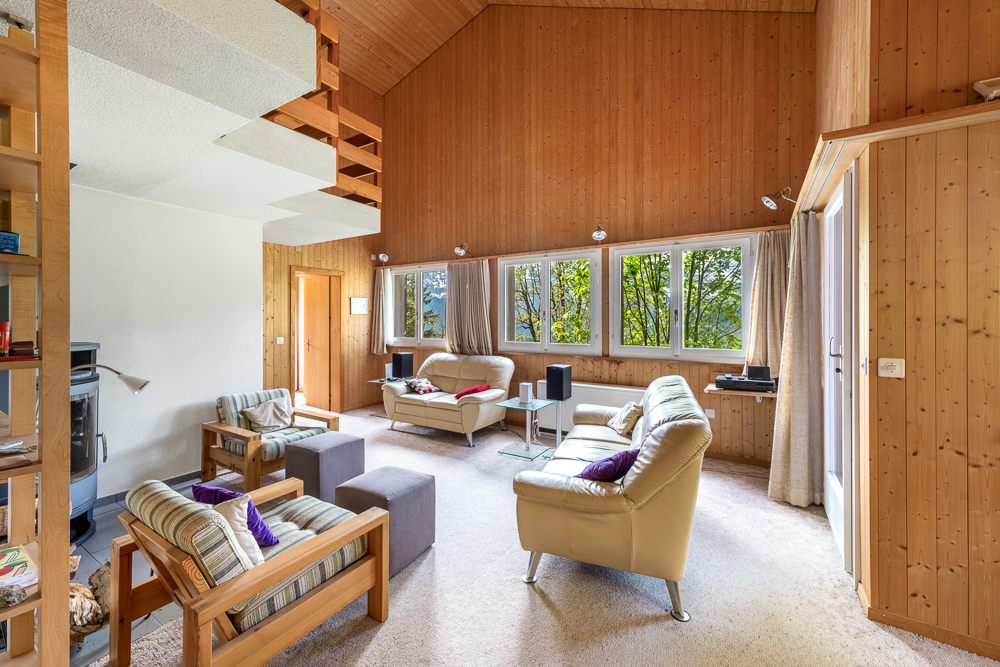 Wohnzimmer in Holzhaus mit Blick ins Grüne