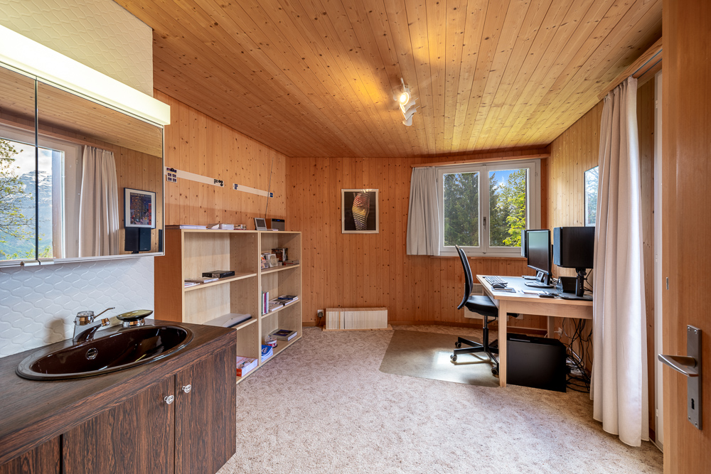 Arbeitszimmer mit Holzverkleidung