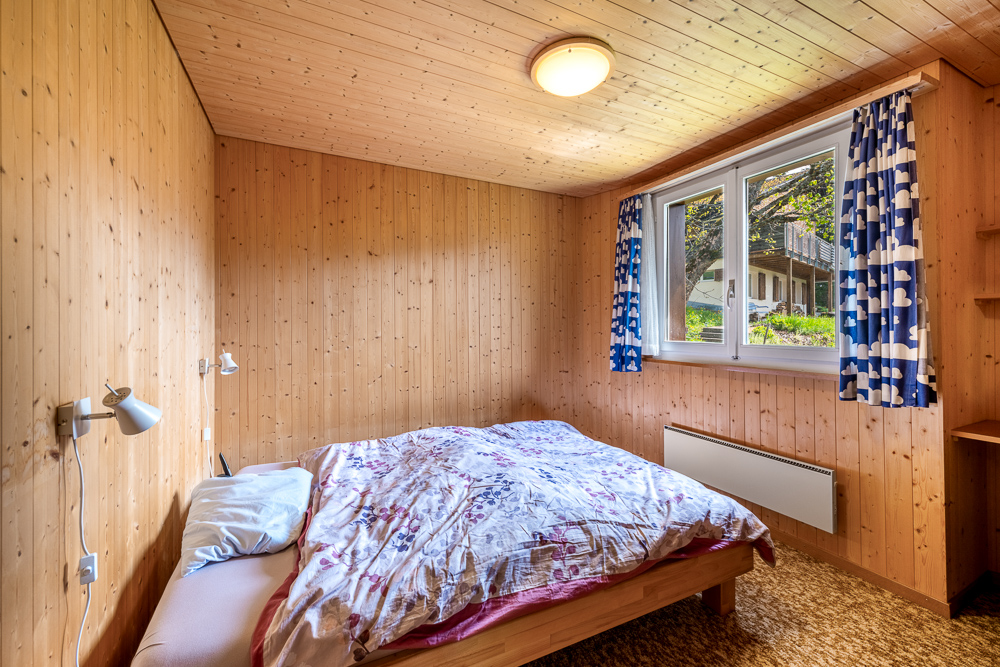 Holzvertäfeltes Schlafzimmer mit Fensterblick