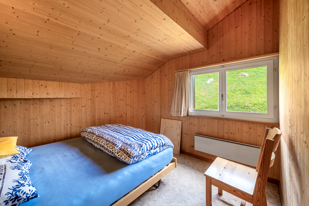 Holzverkleidetes Schlafzimmer mit Dachschräge