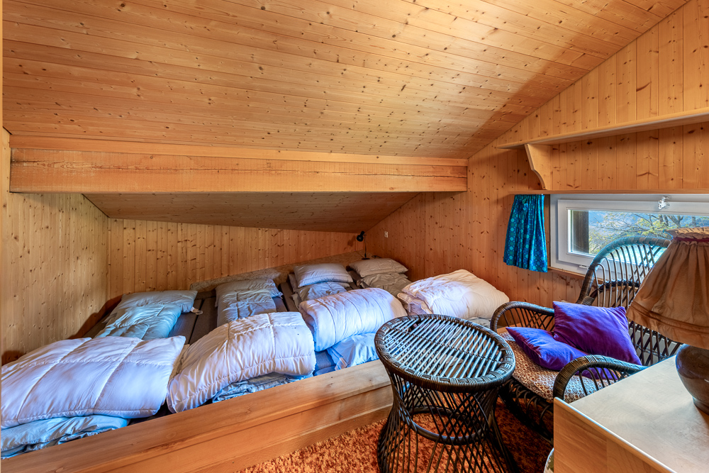 Holzverkleideter Schlafraum mit Dachschräge