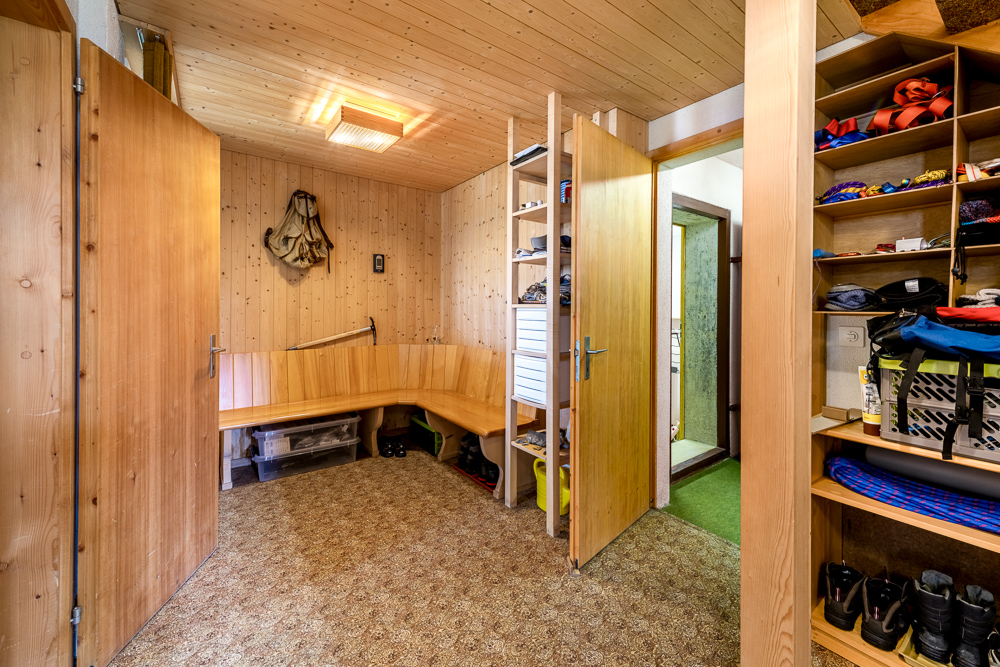 Holzverkleideter Vorraum mit Einbauten