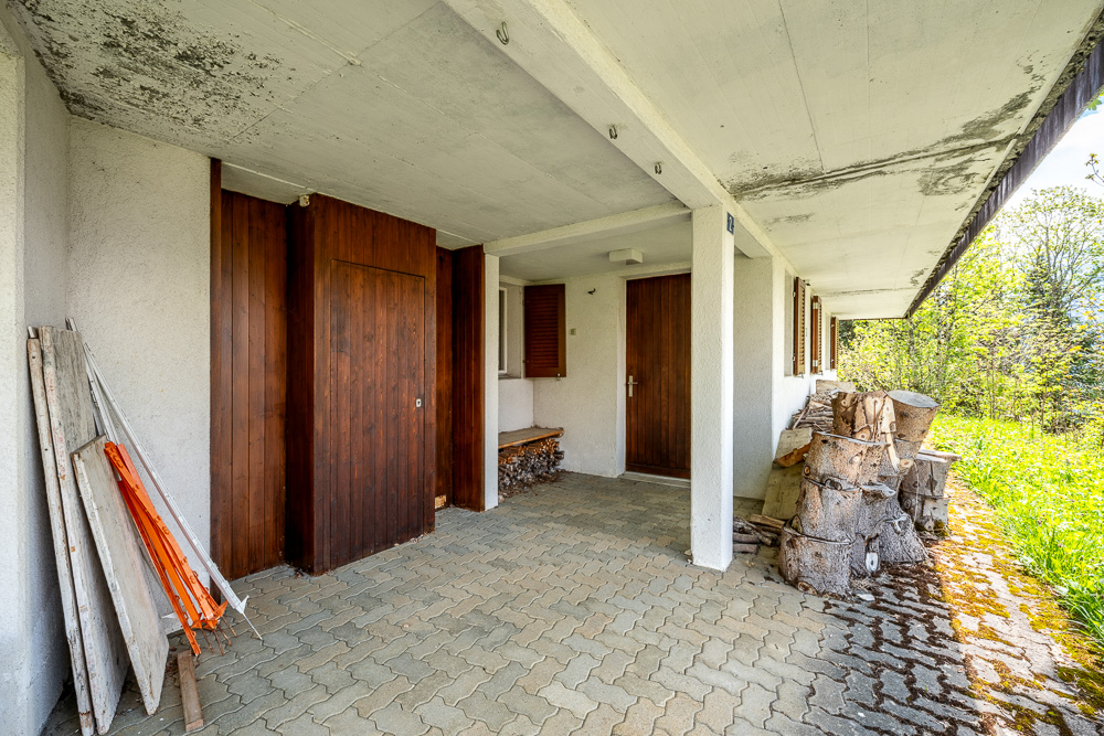 Überdachte Außenterrasse mit Holzfronten