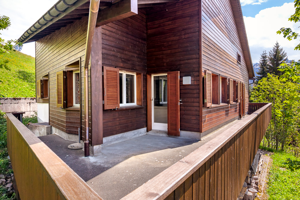 Holzhaus mit Balkon und Eingang