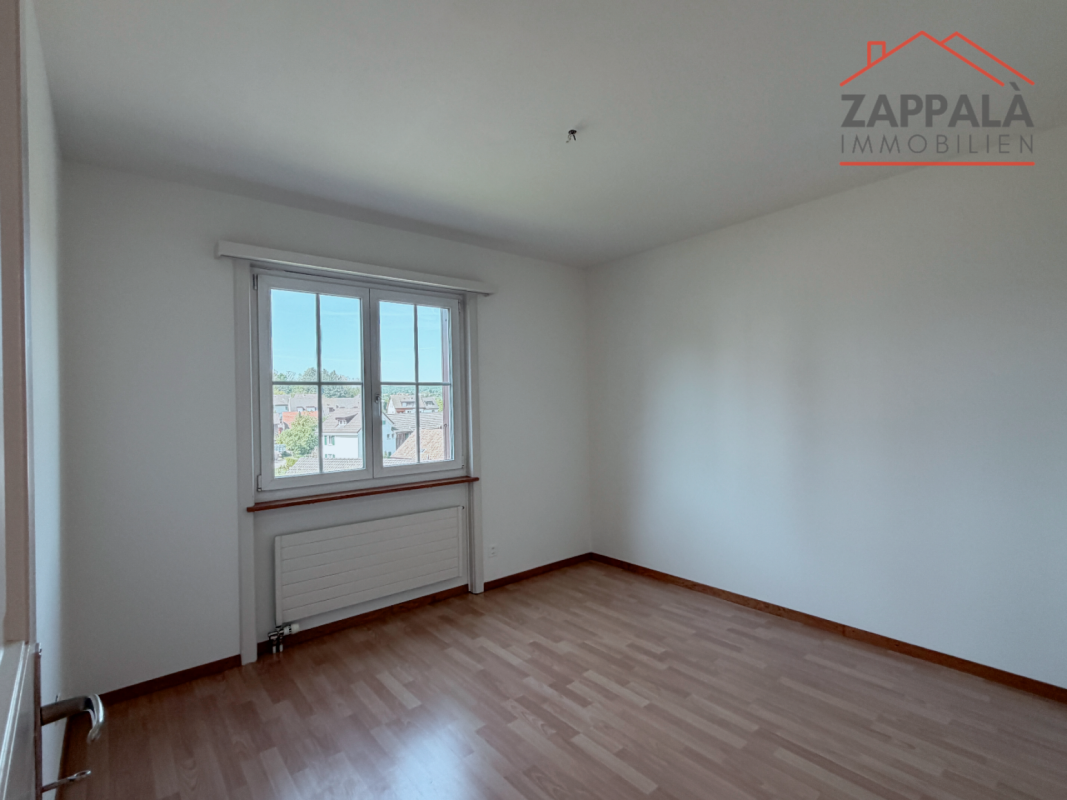 Leeres Zimmer mit Fenster und Heizkörper