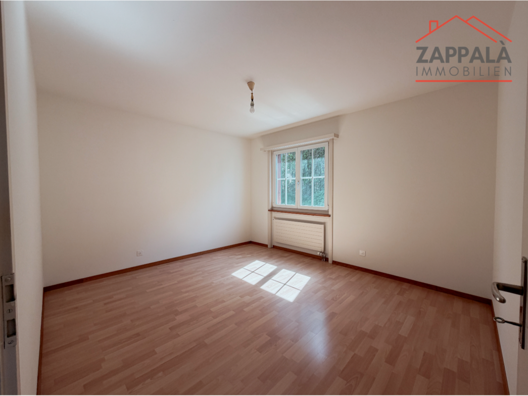 Leerer heller Raum mit Fenster