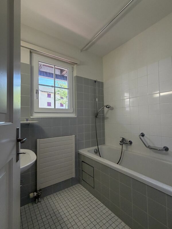 Badezimmer mit Badewanne und Fenster