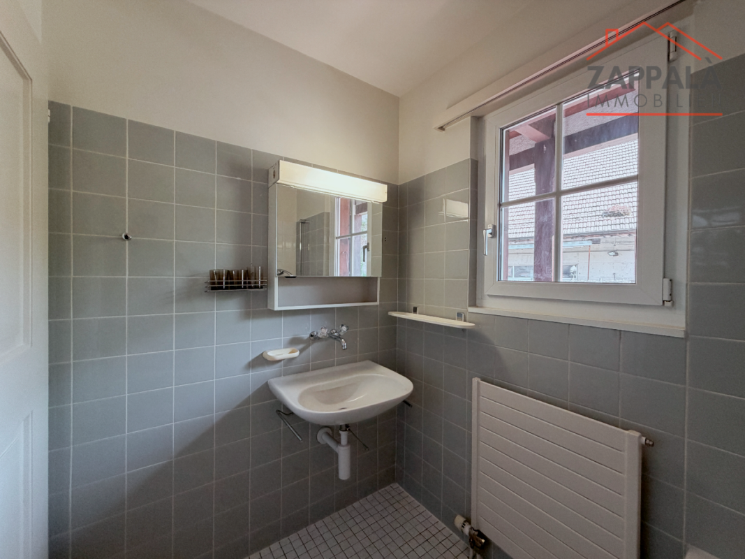 Helles Badezimmer mit Fenster