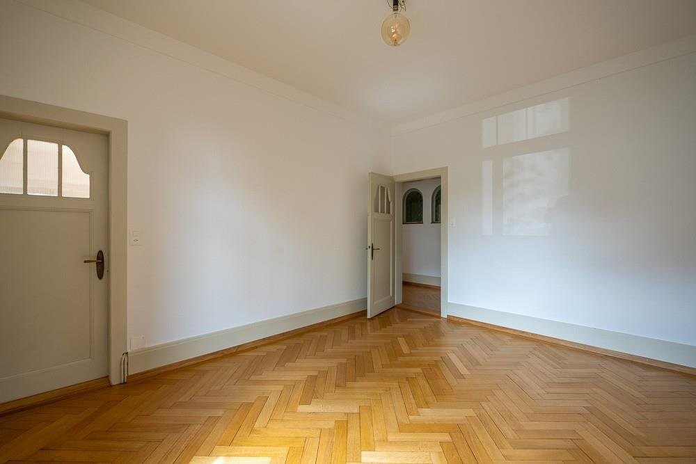 Leeres Zimmer mit Fischgrätparkett