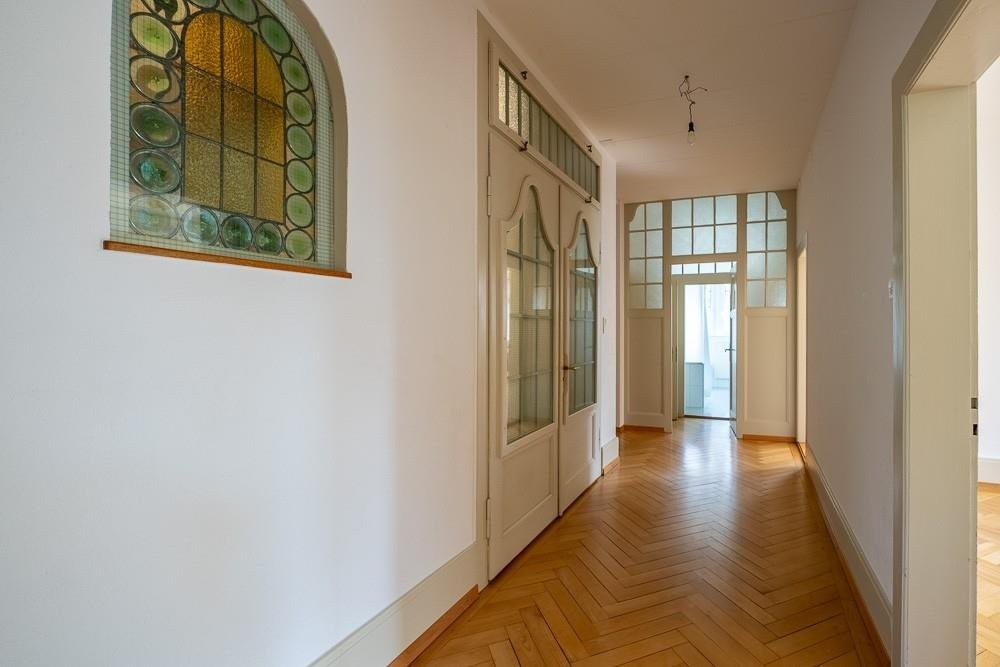 Heller Flur mit historischen Glaselementen