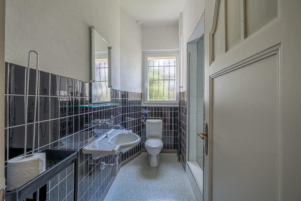 Kleines Badezimmer mit WC und Waschtisch