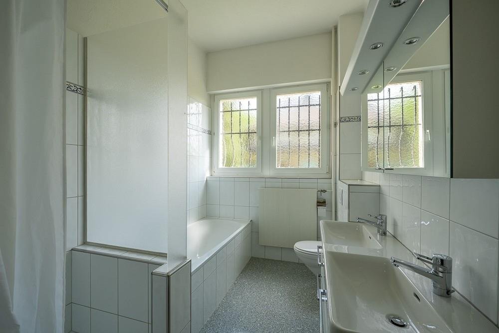 Helles Badezimmer mit Badewanne und Doppelwaschtisch