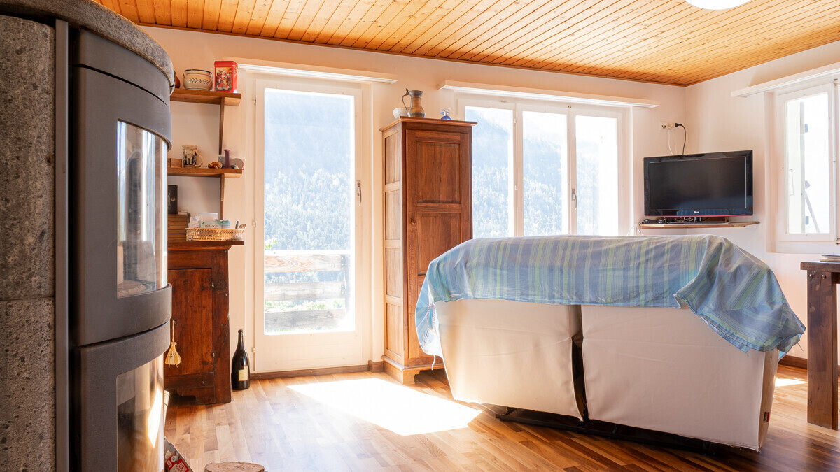 Gemütlicher Wohnraum mit Holzofen und Ausblick