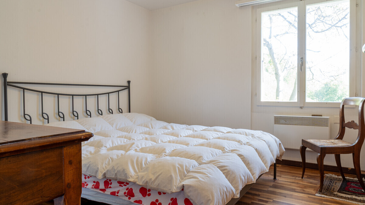 Schlafzimmer mit Doppelbett und Tageslicht