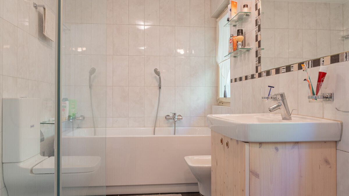 Badezimmer mit Badewanne und Waschtisch