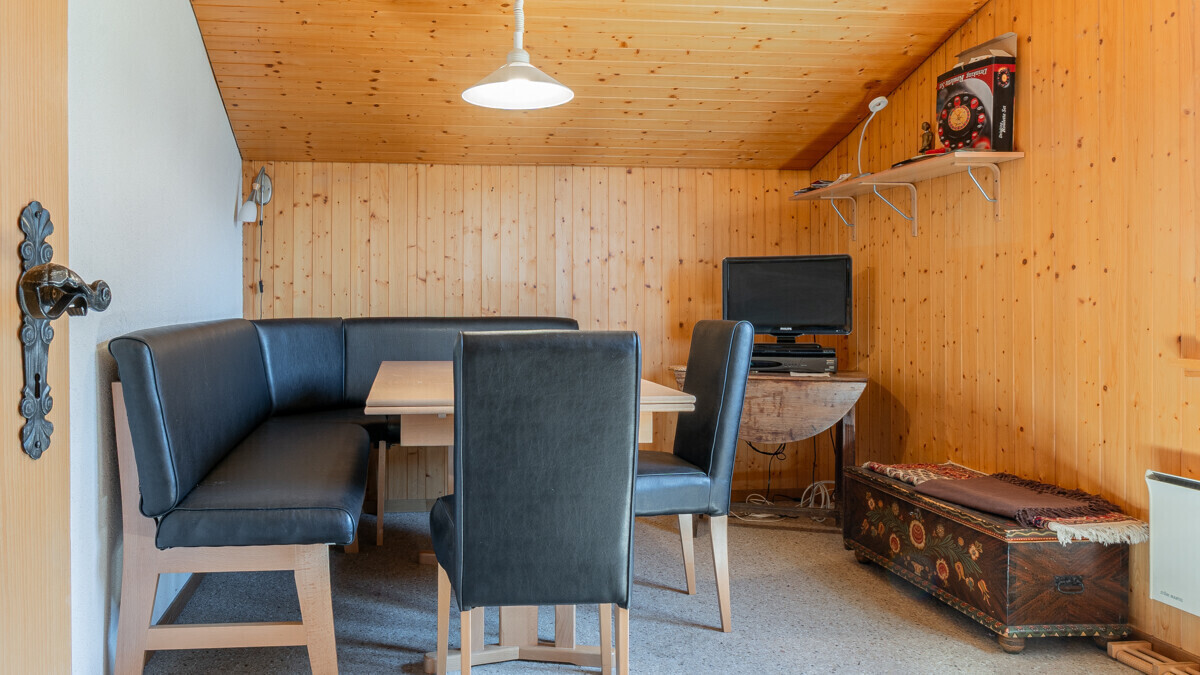 Gemütliche Holzstube mit Essbereich