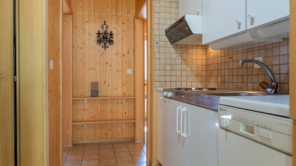Kleine Küche mit Holzverkleidung