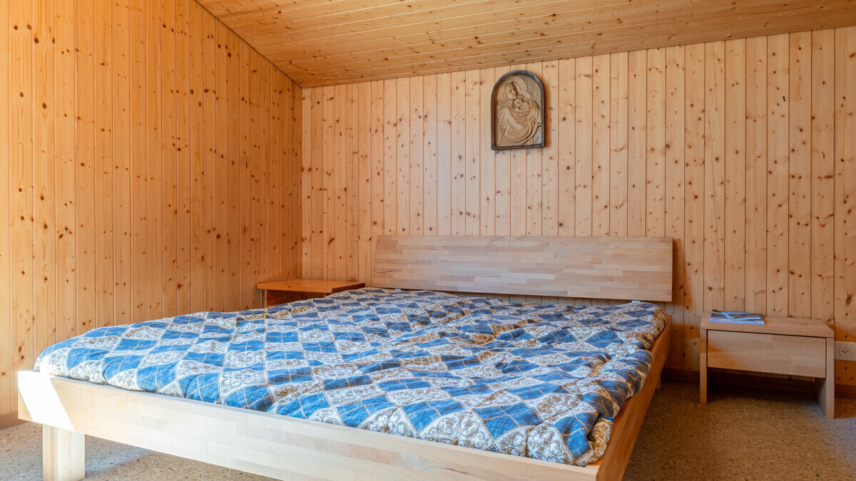 Holzschlafzimmer mit Doppelbett