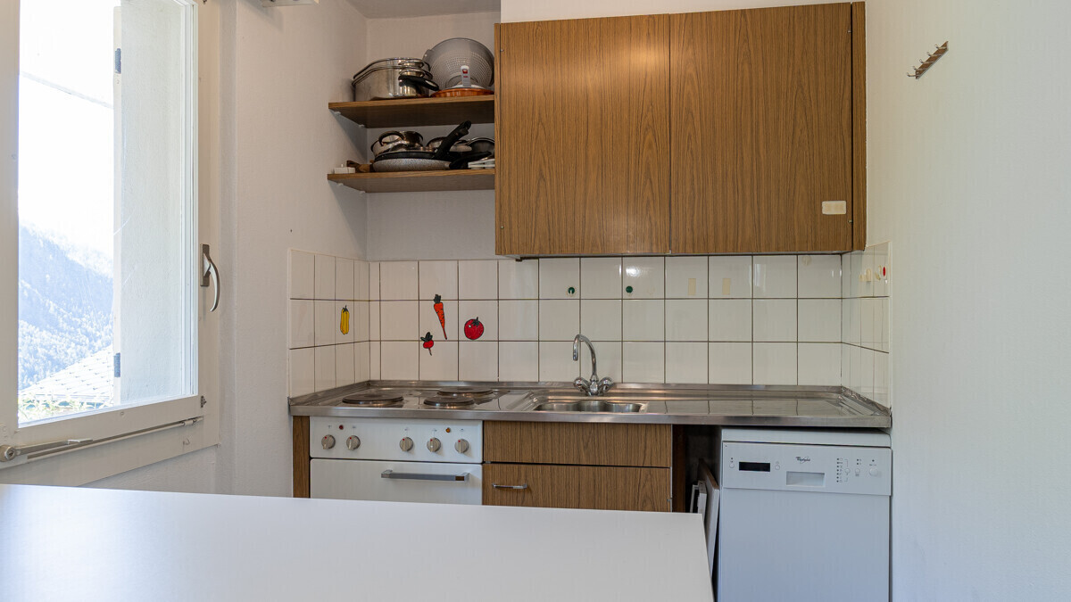 Kleine Küche mit Fenster und Holzeinbauten
