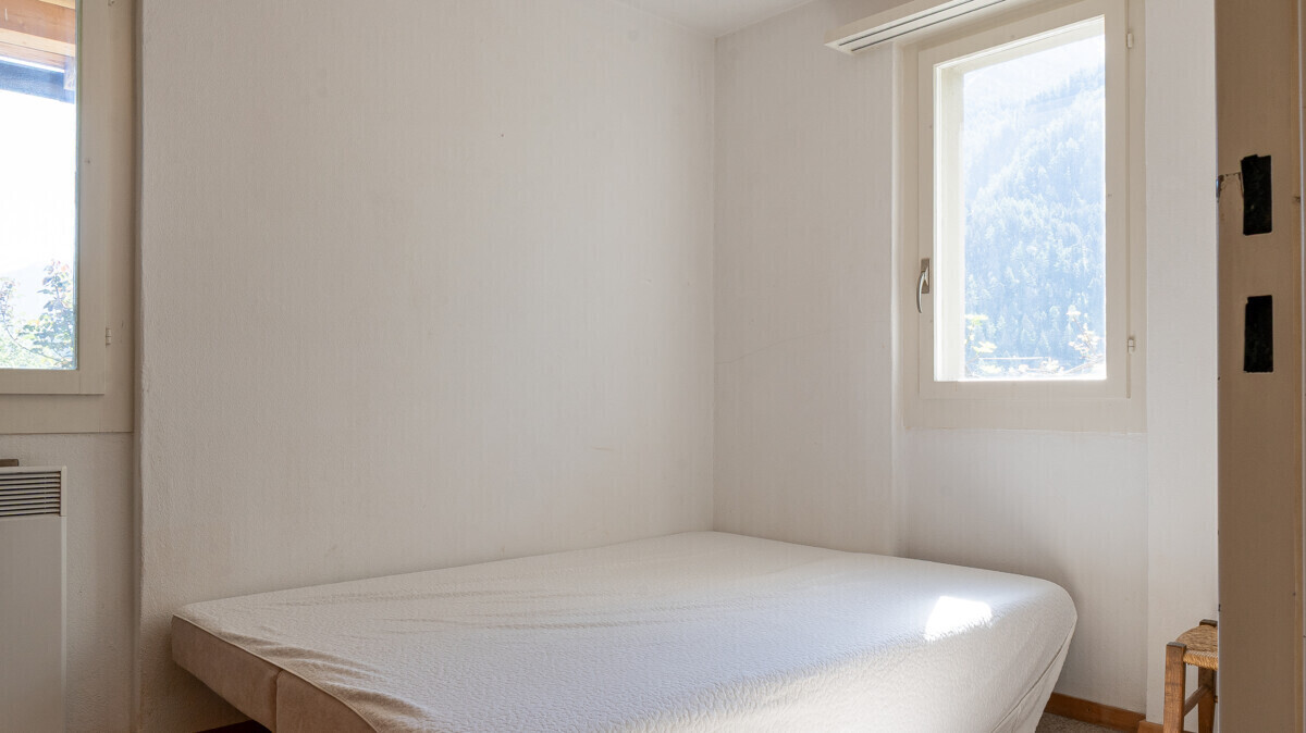 Helles Schlafzimmer mit zwei Fenstern