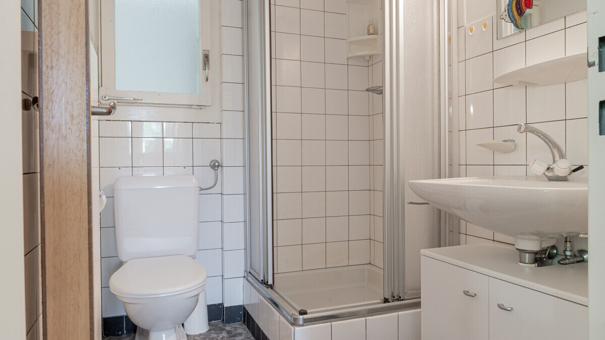 Kleines Badezimmer mit Dusche und WC