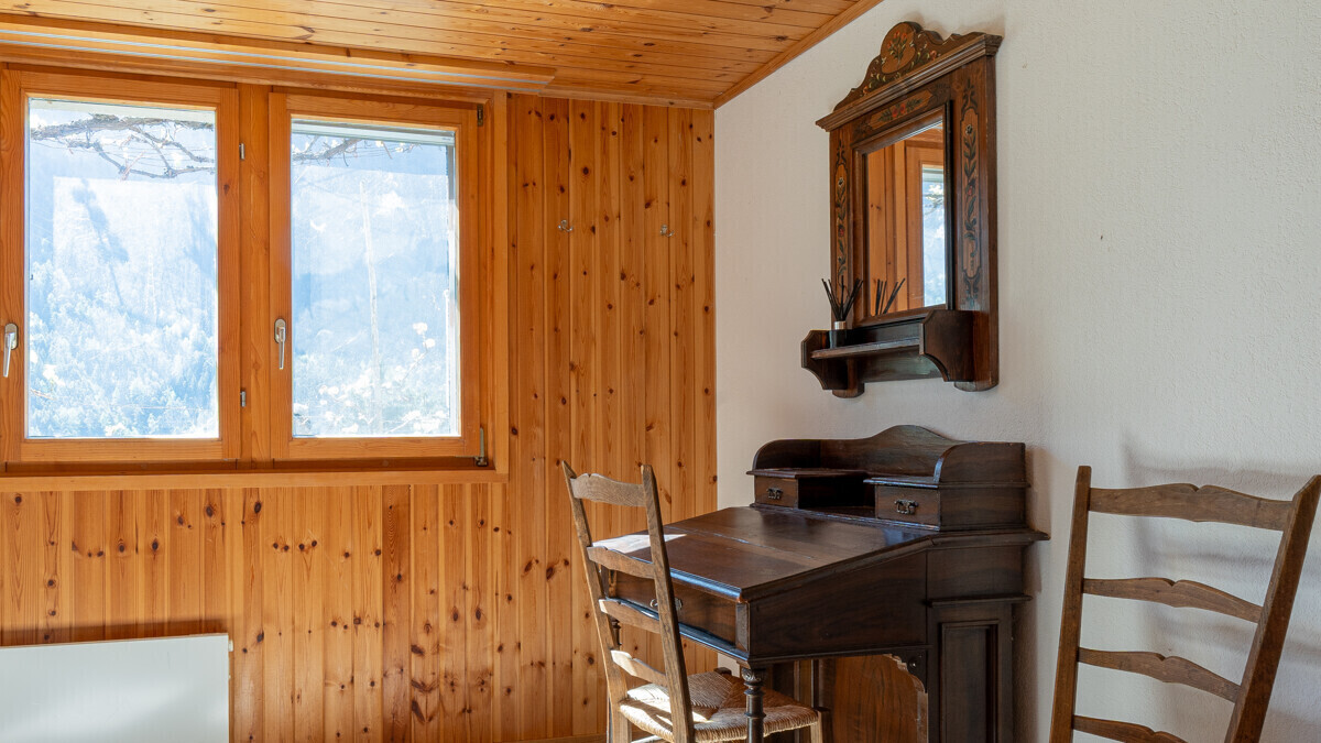 Rustikales Arbeitszimmer mit Holzvertäfelung