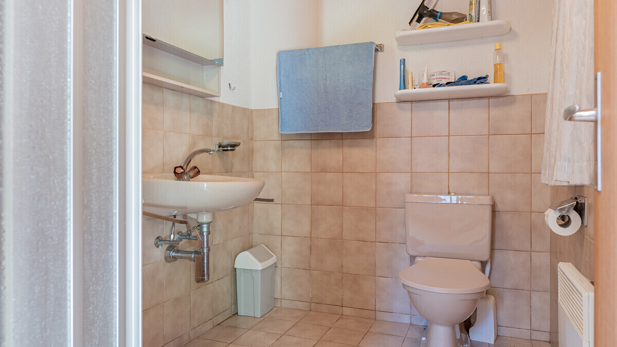 Gäste-WC mit Waschbecken und WC