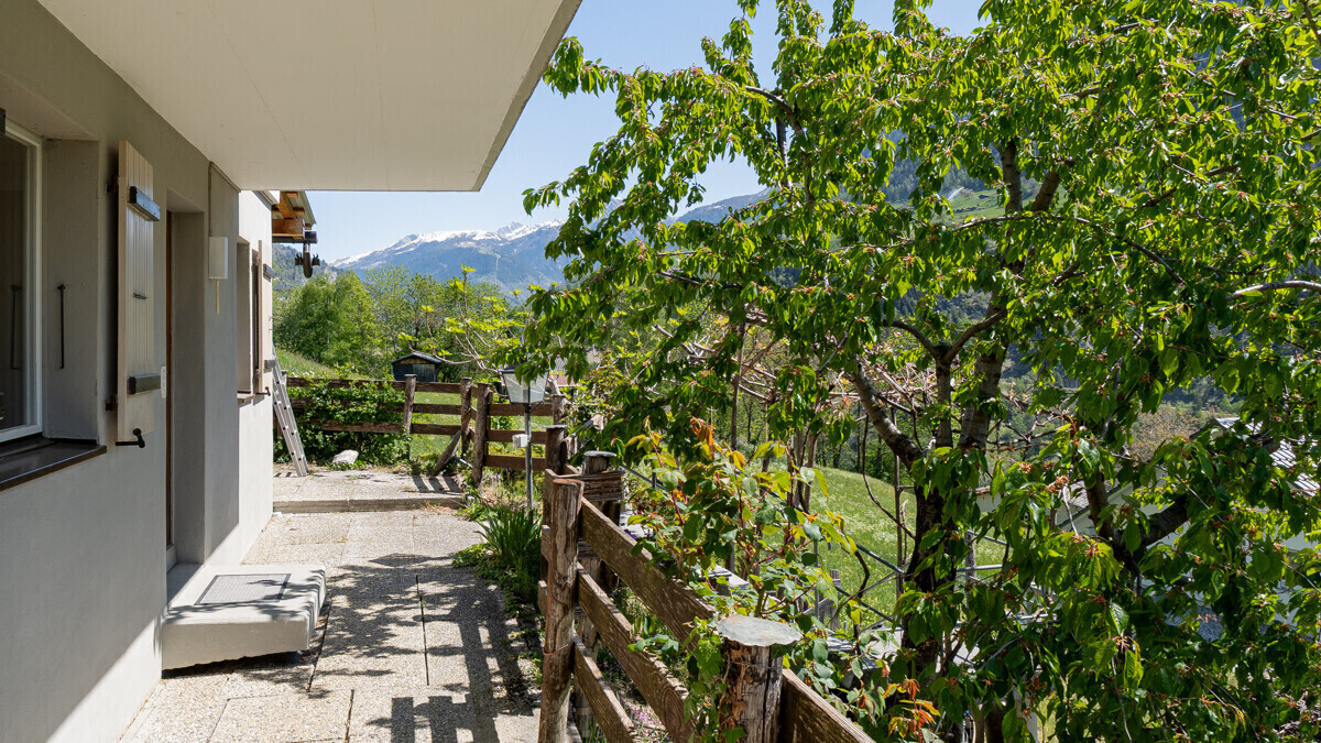 Balkon- bzw. Terrassenweg mit Bergblick