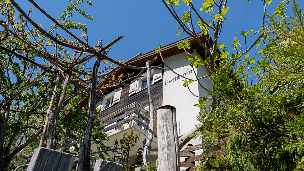 Außenansicht eines Hauses mit Holzverkleidung und Balkon