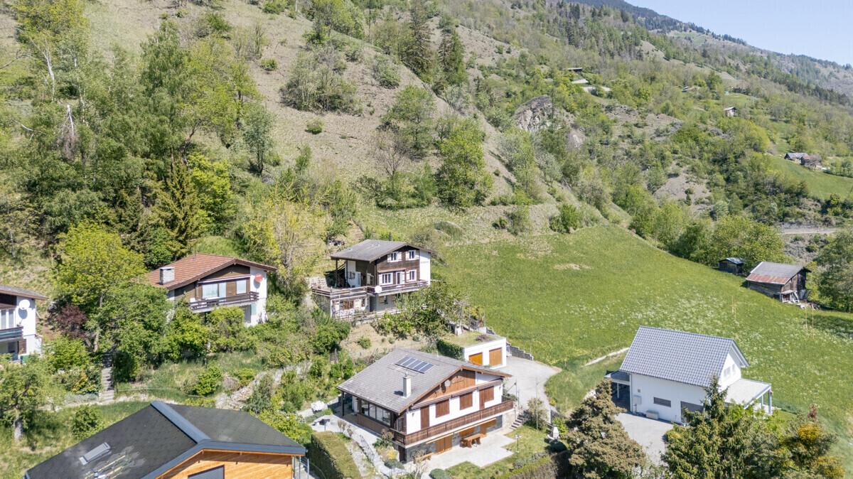 Berghang mit verstreuten Häusern
