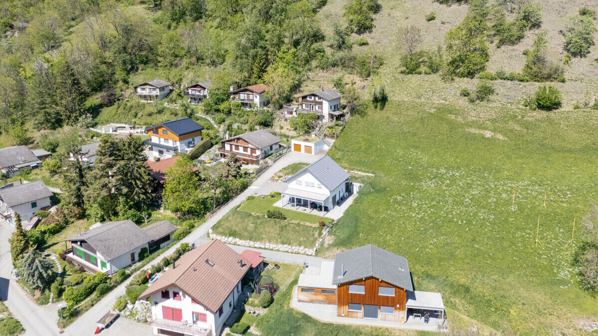 Luftaufnahme eines Wohngebiets in Hanglage
