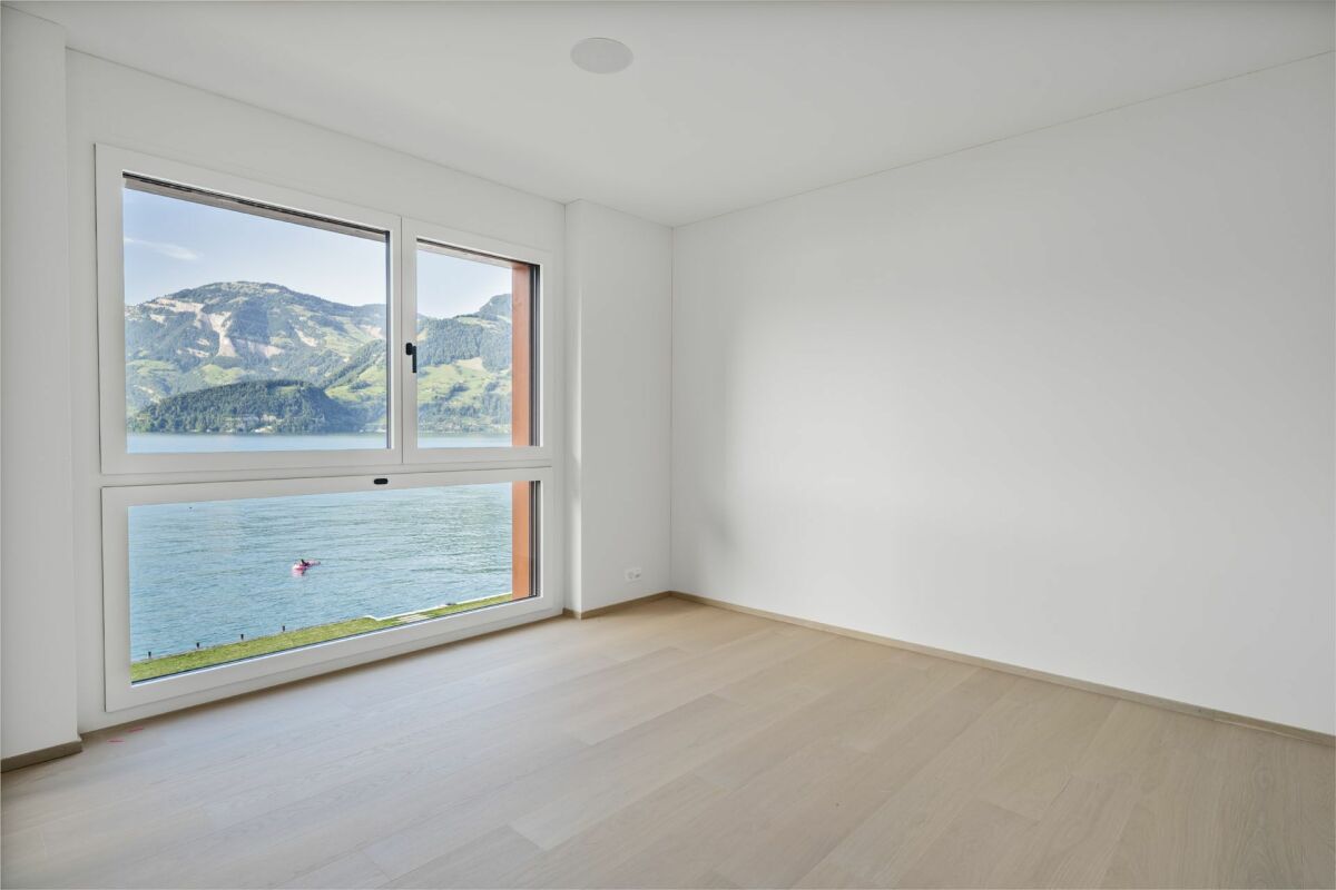 Leerer Raum mit Seeblick und Bergpanorama