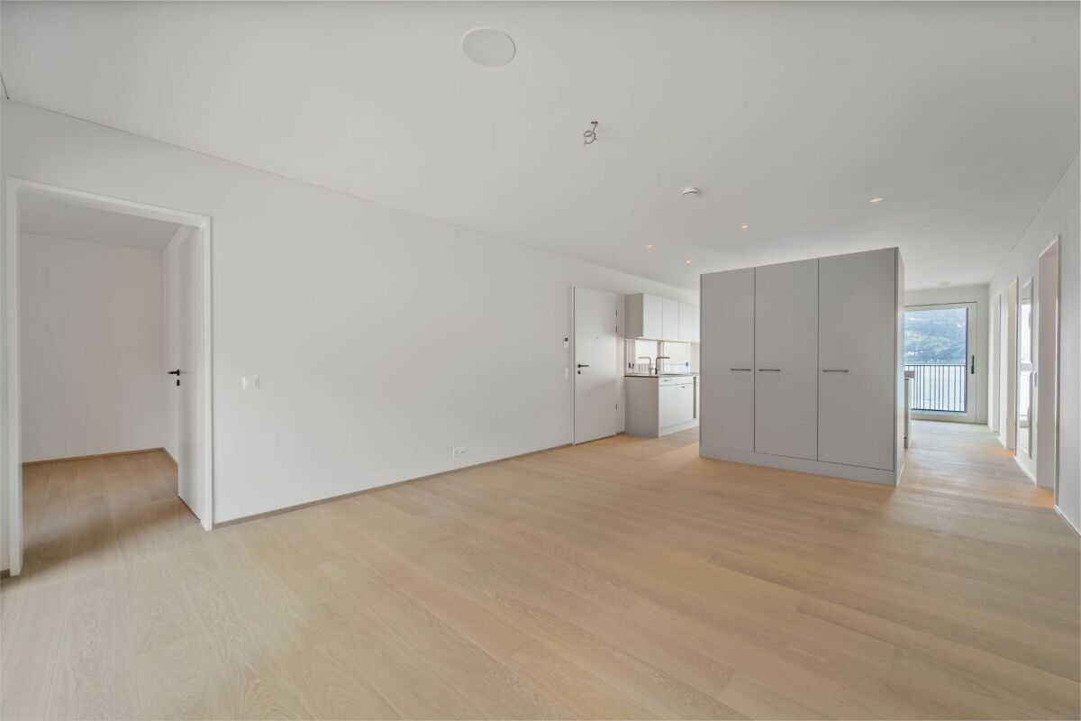 Offener Wohnbereich mit Küche und Balkonblick