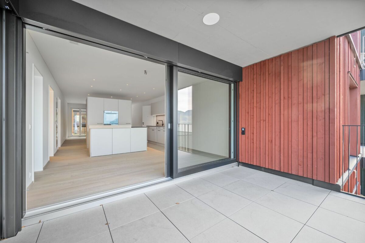 Moderne Terrasse vor offener Wohnküche