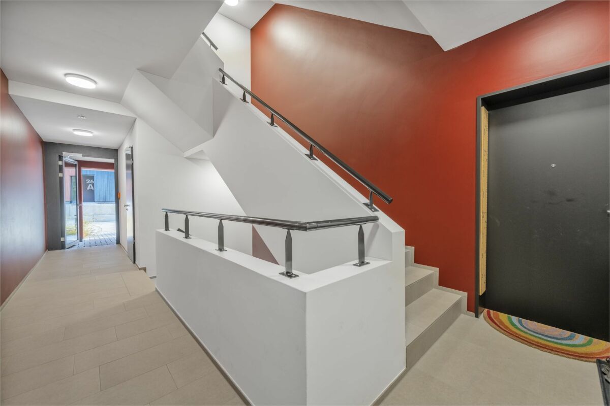 Treppenhaus-Flur mit roter Akzentwand