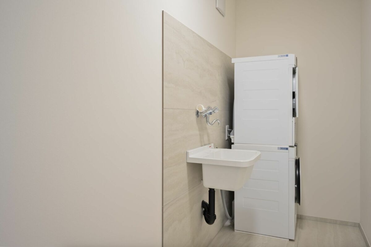 Hauswirtschaftsraum mit Waschbecken und Technikschrank