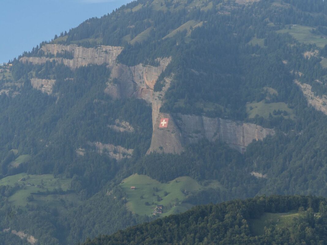 Berglandschaft mit Schweizer Fahne