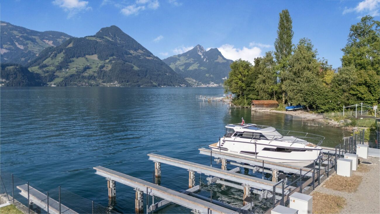 See mit Bootsanleger und Bergpanorama