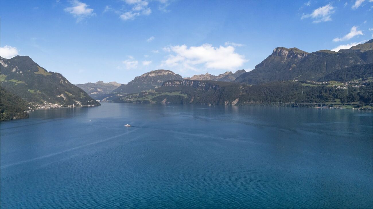 Panoramablick auf einen See mit Bergkulisse