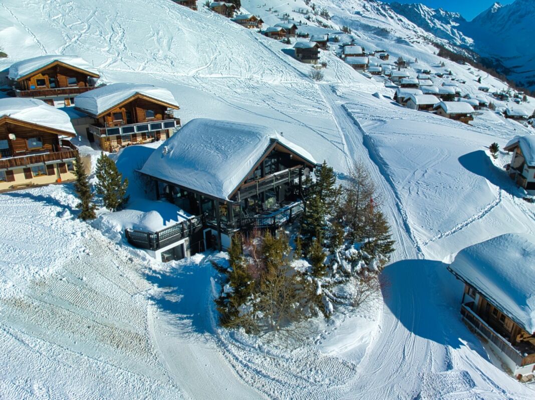 Schneebedeckte Alpen-Chalets in Skigebiet