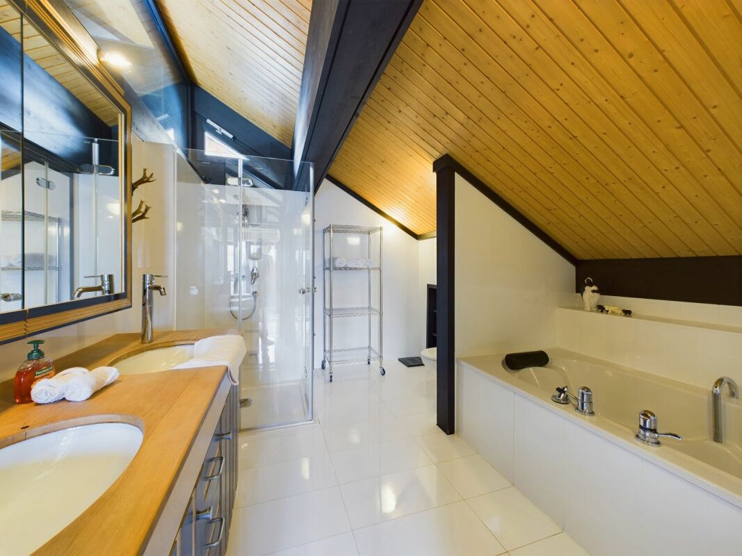 Modernes Dachgeschoss-Badezimmer mit Badewanne und Dusche
