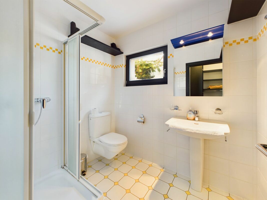 Kleines helles Badezimmer mit Dusche und WC
